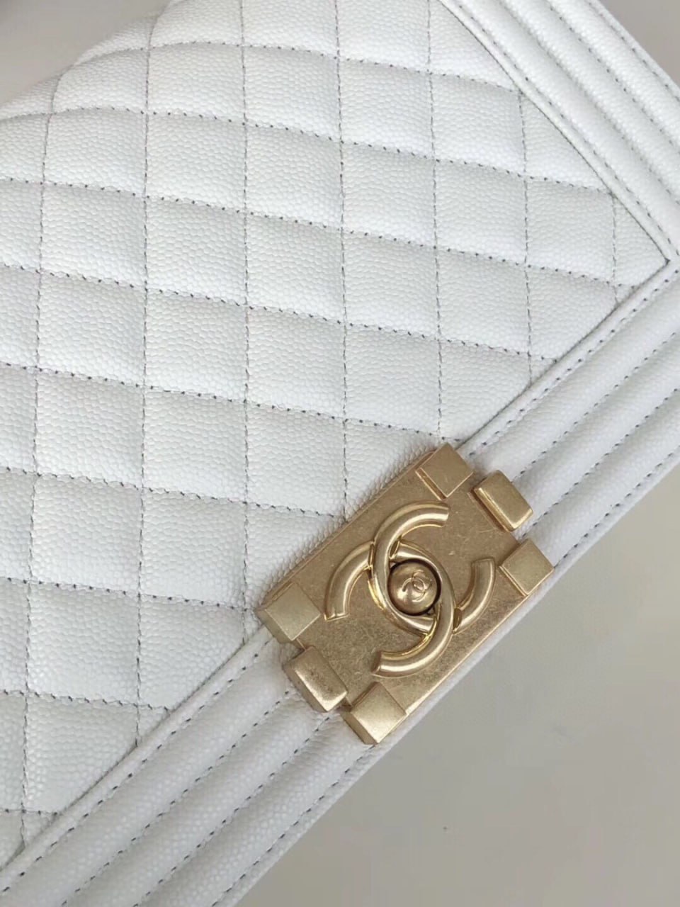 Сумка Chanel Boy White Gold — изображение 2