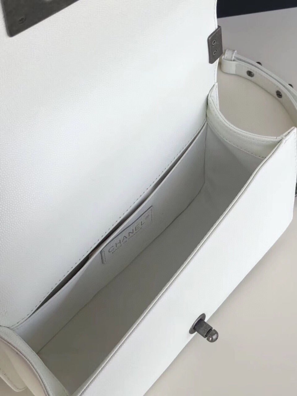 Сумка Chanel Boy White Gold — изображение 3